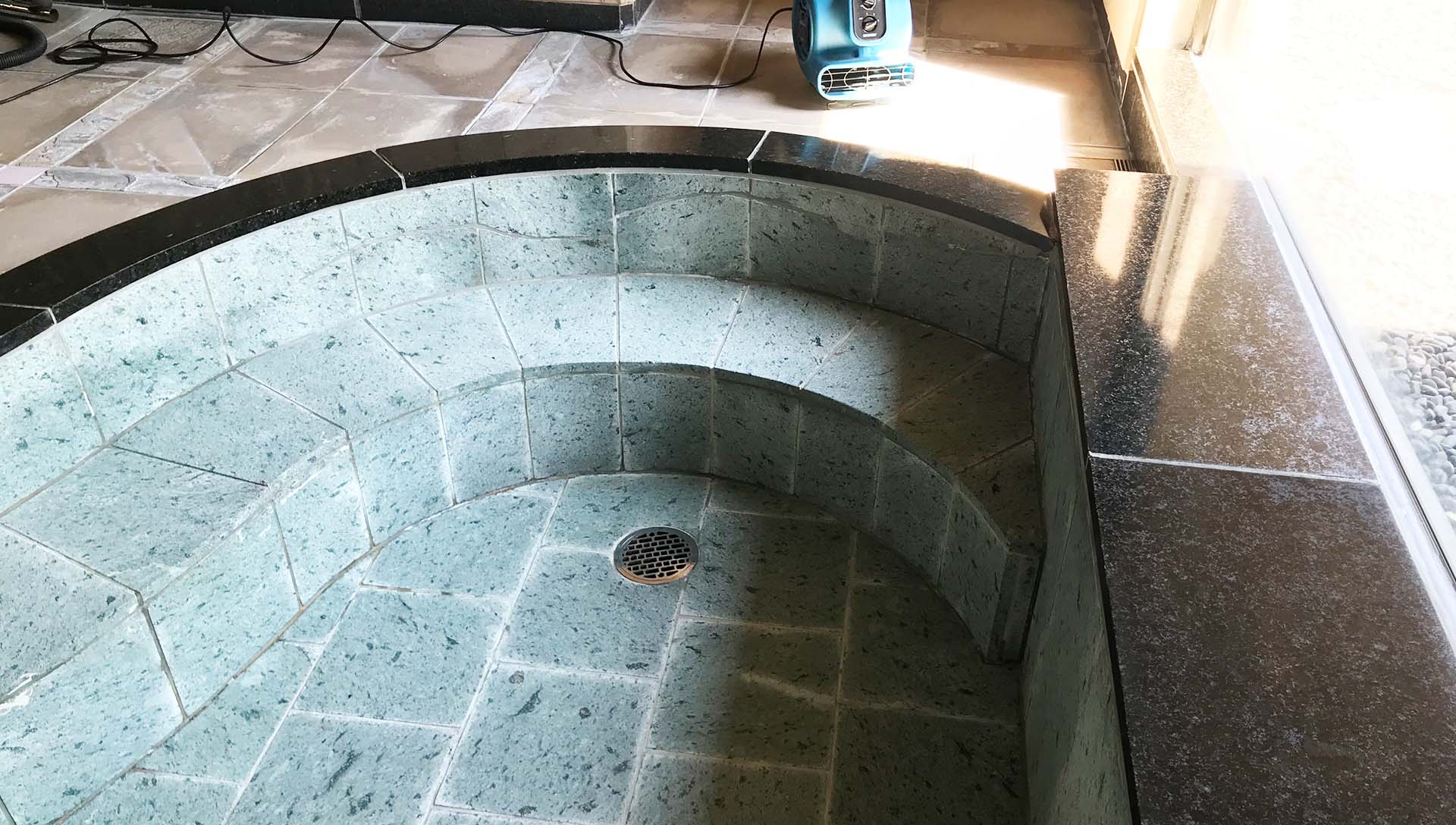 大浴場清掃作業