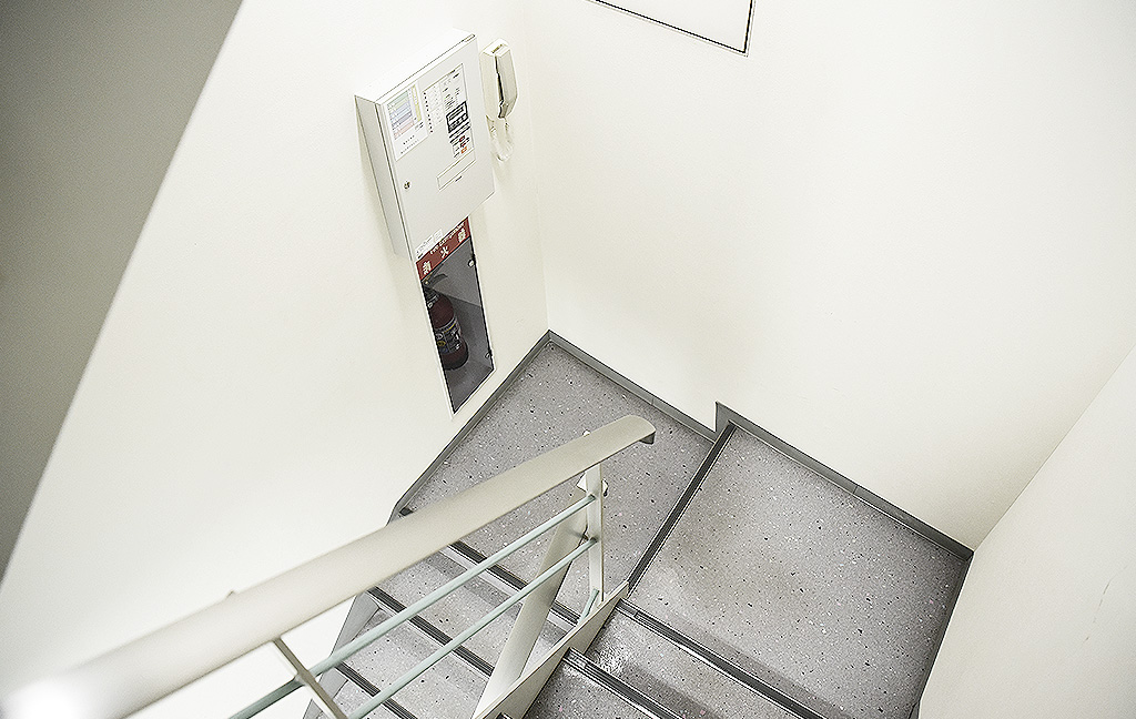 烏山お茶の水ビル｜階段