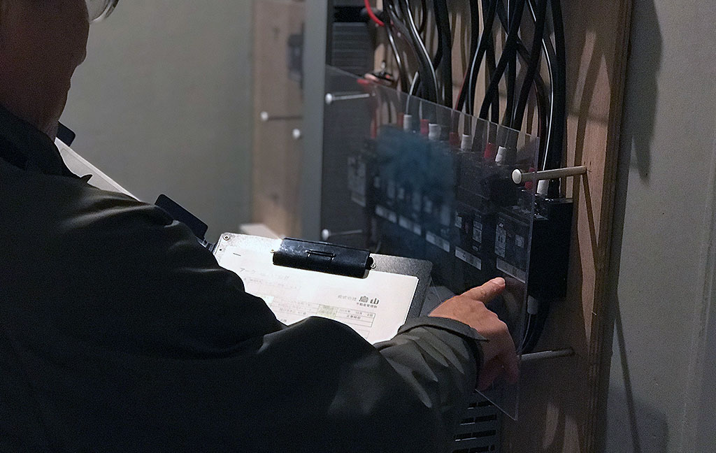 烏山スタッフの夜間設備点検