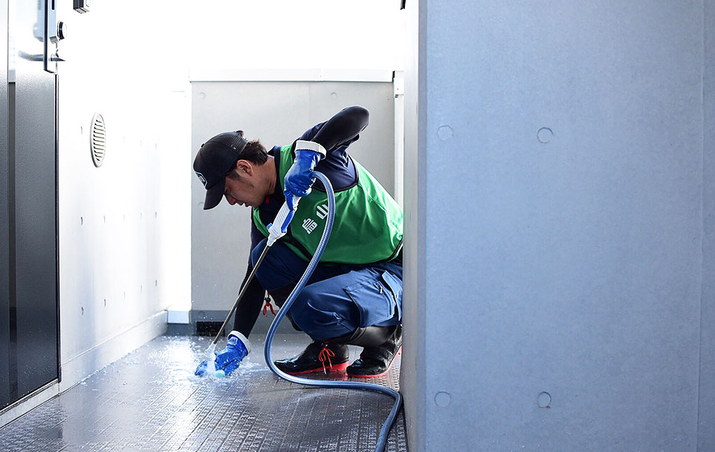 烏山スタッフのマンション清掃作業
