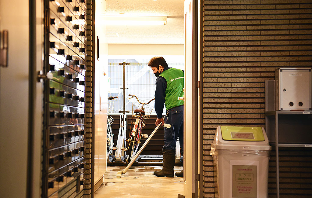マンションの巡回清掃｜作業風景