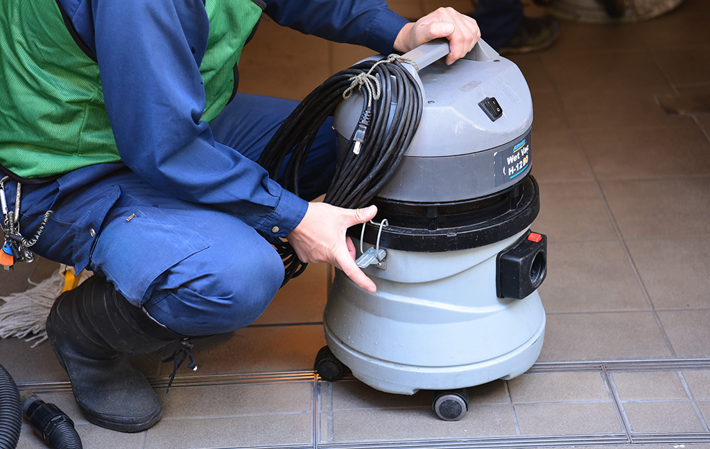 マンションの巡回清掃｜バキューム作業