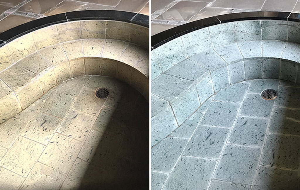 大浴場の清掃作業