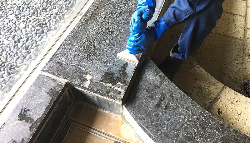 大浴場の清掃作業
